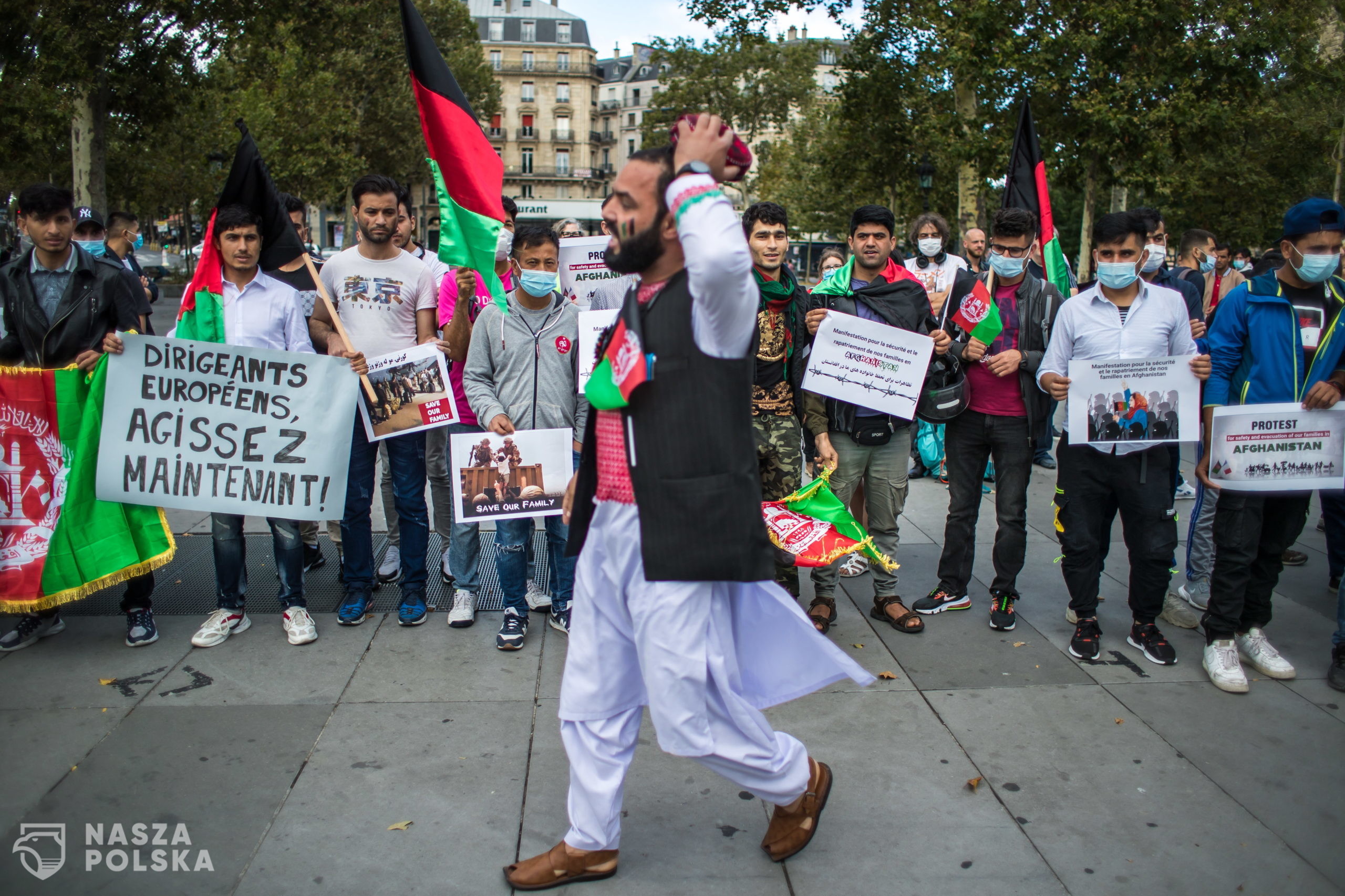 epa09424741 French-Afghan community members gather at Republique Square to ask for support to refugees fleeing Afghanistan in Paris, France, 22 August 2021.  EPA/CHRISTOPHE PETIT TESSON 
Dostawca: PAP/EPA.