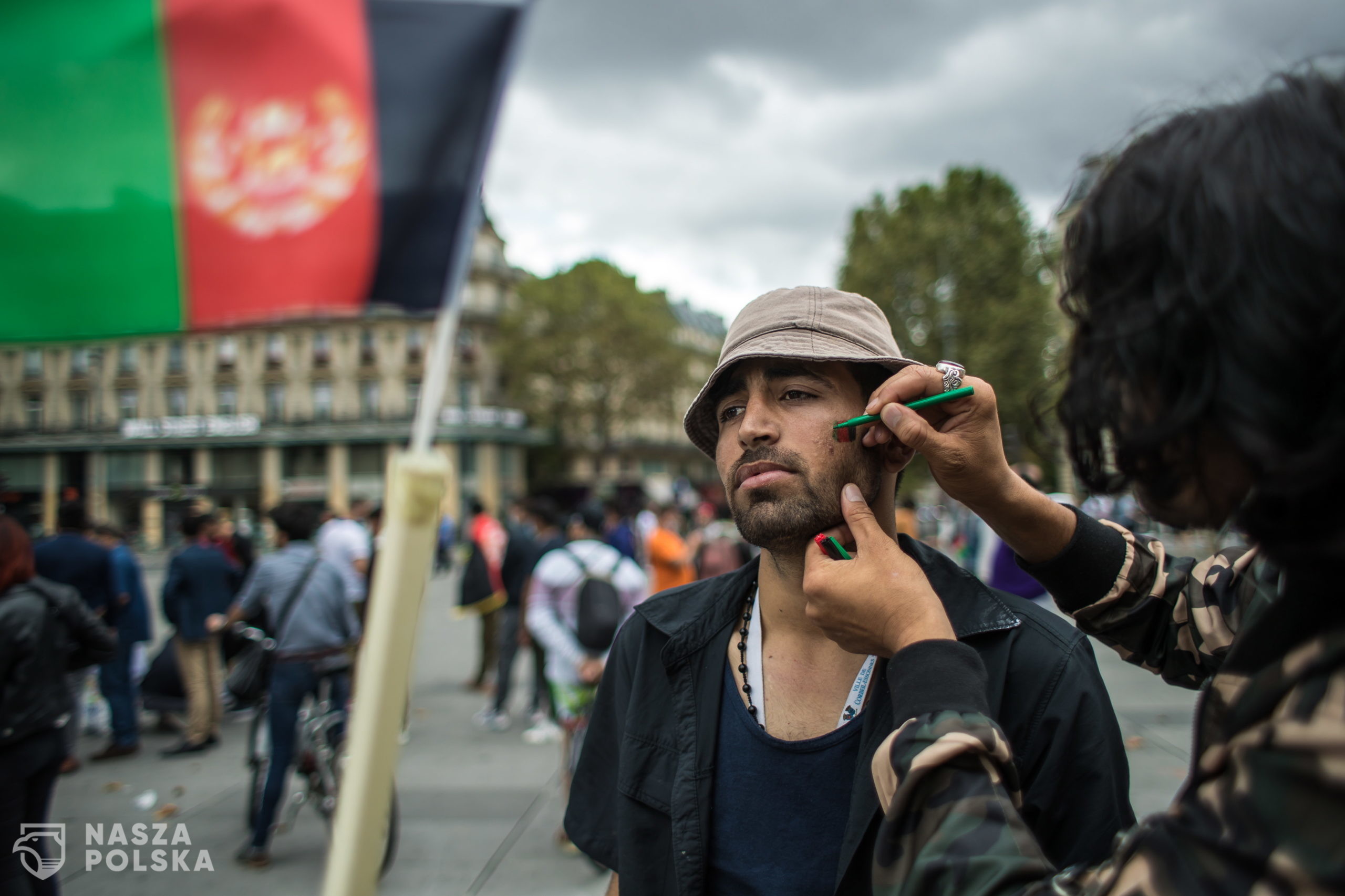 epa09424742 A man has an Afghan flag painted on his face as French-Afghan community members gather at Republique Square to ask for support to refugees fleeing Afghanistanin Paris, France, 22 August 2021.  EPA/CHRISTOPHE PETIT TESSON 
Dostawca: PAP/EPA.