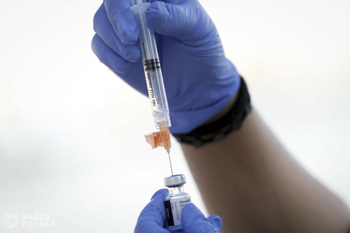 Trzecia dawka szczepionki dla najmniej odpornych Polaków. Czy to bezpieczne i… legalne?