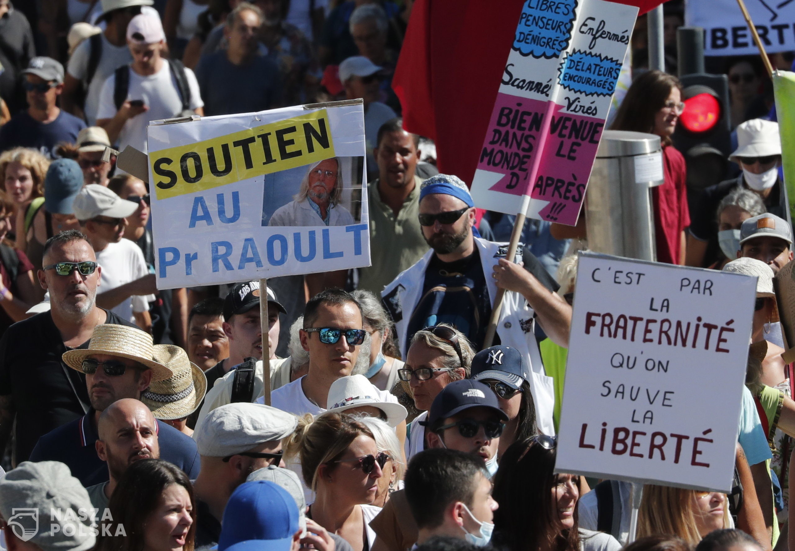 epa09434176 Protesters hold a poster reading 'Support professor Raoult' during a demonstration against the COVID-19 sanitary pass, which grants vaccinated individuals greater ease of access to venues, in Montpellier, France, 28 August 2021. For the seventh consecutive week, thousands of French demonstrators have taken to the streets in several cities across the country to protest against measures to curb the spread of coronavirus.  EPA/GUILLAUME HORCAJUELO 
Dostawca: PAP/EPA.