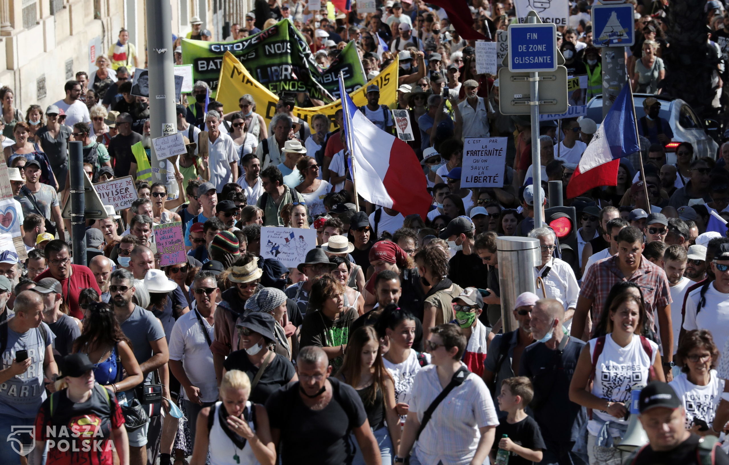 epa09434178 Protesters during a demonstration against the COVID-19 sanitary pass, which grants vaccinated individuals greater ease of access to venues, in Montpellier, France, 28 August 2021. For the seventh consecutive week, thousands of French demonstrators have taken to the streets in several cities across the country to protest against measures to curb the spread of coronavirus.  EPA/GUILLAUME HORCAJUELO 
Dostawca: PAP/EPA.