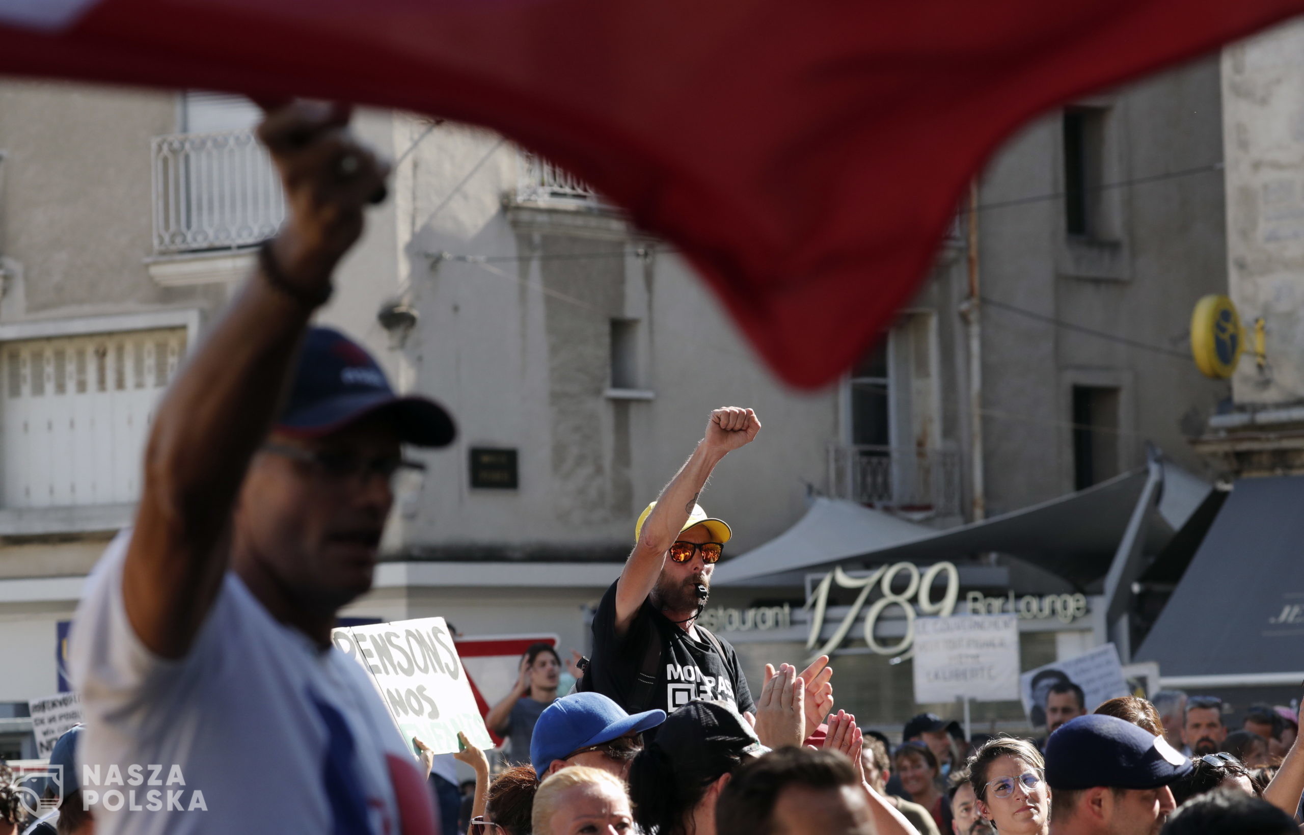 epa09434181 Protesters shout slogans during a demonstration against the COVID-19 sanitary pass, which grants vaccinated individuals greater ease of access to venues, in Montpellier, France, 28 August 2021. For the seventh consecutive week, thousands of French demonstrators have taken to the streets in several cities across the country to protest against measures to curb the spread of coronavirus.  EPA/GUILLAUME HORCAJUELO 
Dostawca: PAP/EPA.