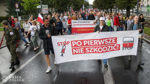 Poznań/ Przez miasto przeszedł „Ogólnopolski Marsz Wolności” – protest przeciwników restrykcji