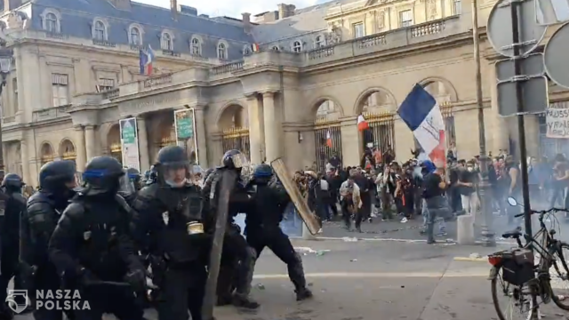 [FILMY] Francja/ Starcia z policją w Paryżu podczas demonstracji przeciwko paszportowi sanitarnemu