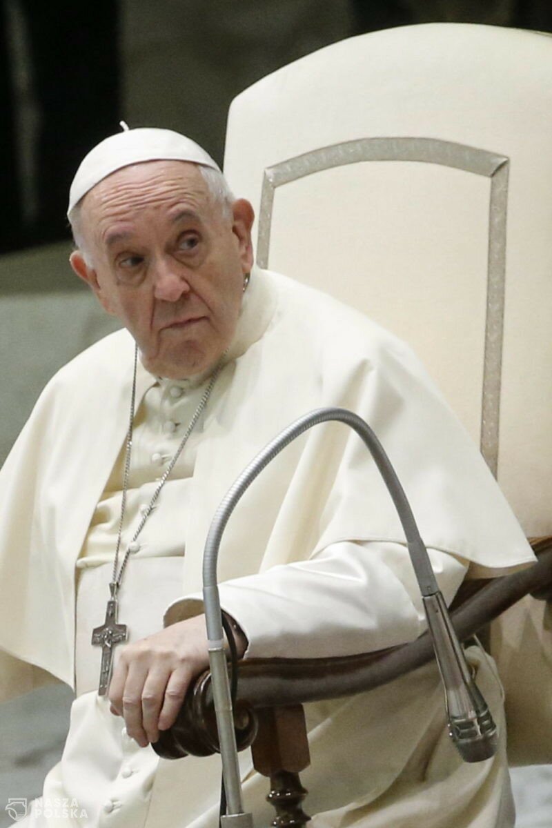 Papież: zamiast wynosić się ponad innych, zejdź z piedestału