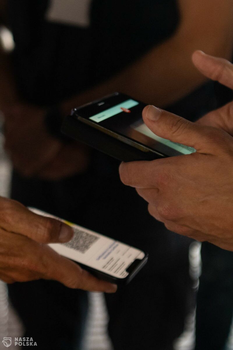 Szrot: projekt o weryfikacji covidowej dotyka wrażliwych kwestii danych
