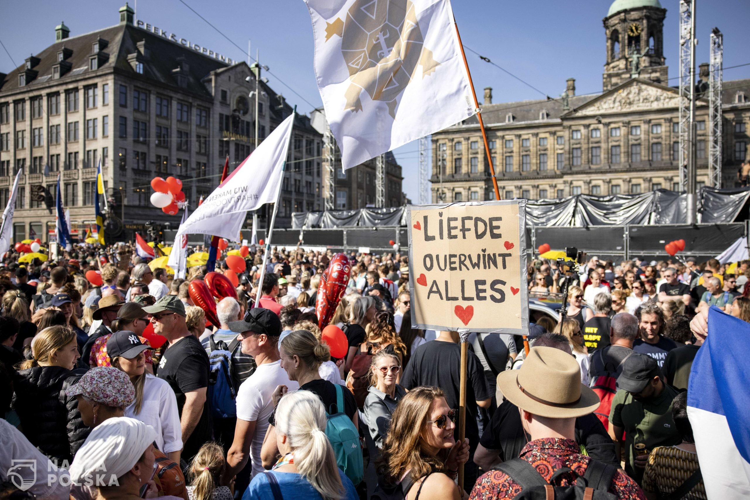 epa09448825 Protesters during the 'Together for the Netherlands' manifestation at Dam Square in Amsterdam, The Netherlands, 05 September 2021. The action is aimed at the freedom-restricting Coronavirus measures.  EPA/Ramon van Flymen 
Dostawca: PAP/EPA.