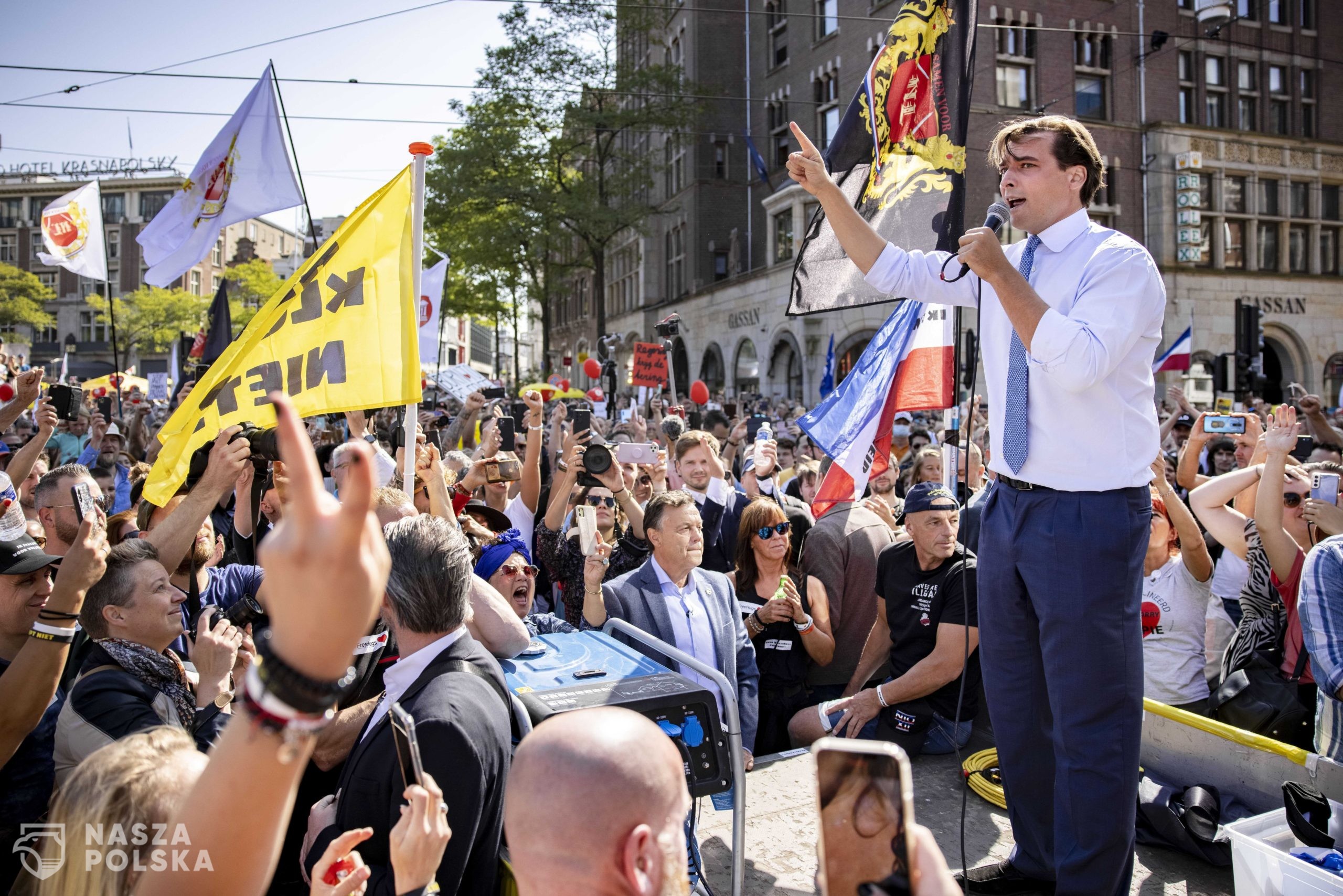 epa09448984 Forum for Democracy (FvD) leader, Thierry Baudet, and demonstrators during the 'Together for the Netherlands' manifestation at Dam Square in Amsterdam, The Netherlands, 05 September 2021. The action is aimed at the freedom-restricting Coronavirus measures.  EPA/Ramon van Flymen 
Dostawca: PAP/EPA.