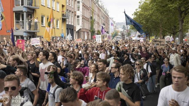 Holendrzy protestują przeciwko zakazowi organizowania festiwali