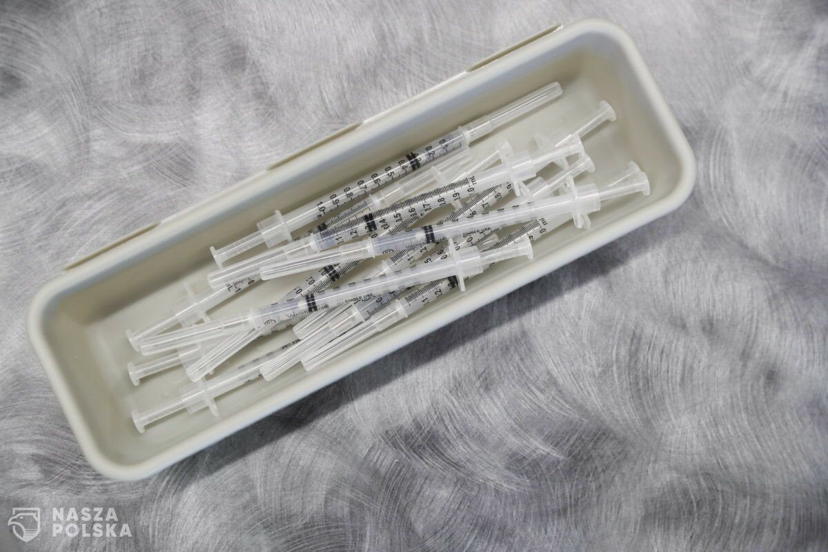 Prof. Banach: Potrzebne obowiązkowe szczepienia m.in. dla medyków