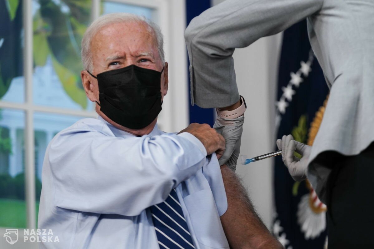 USA/ Prezydent Biden publicznie przyjął trzecią dawkę szczepionki przeciwko Covid-19