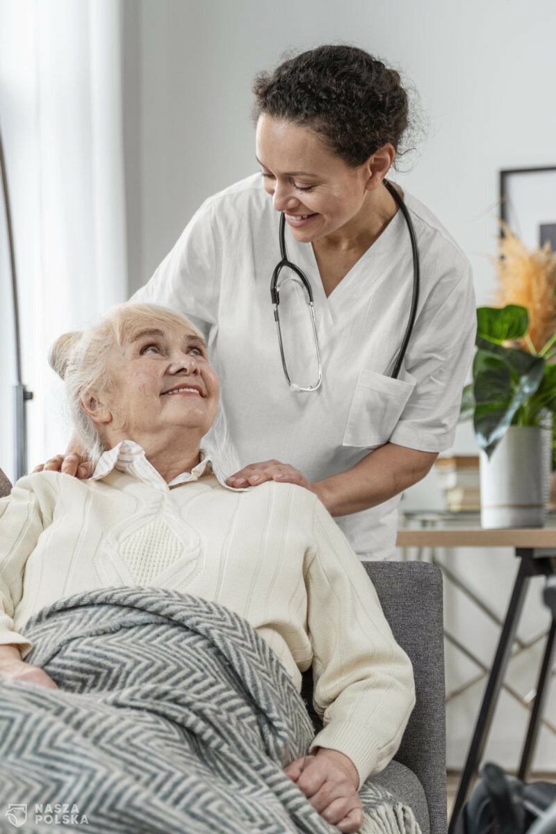 Prof. Zajkowska: zadbajcie o swoich dziadków i babcie; przekonajcie ich do szczepień