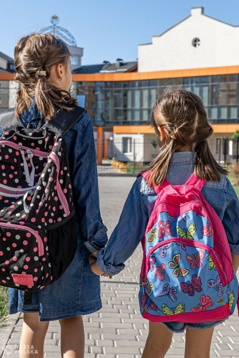 Rok szkolny w Europie w czasach pandemii: testy w szkołach, maseczki, kary dla niezaszczepionych nauczycieli