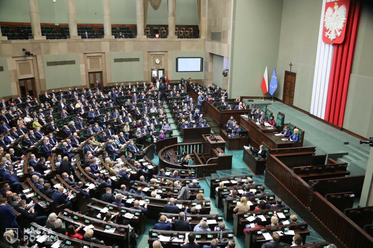 Nowy sondaż: PiS wciąż rośnie w siłę, sześć ugrupowań w Sejmie