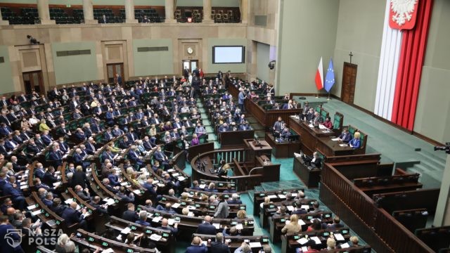 Podatkowy Polski Ład: za cały PiS; przeciw prawie cała opozycja