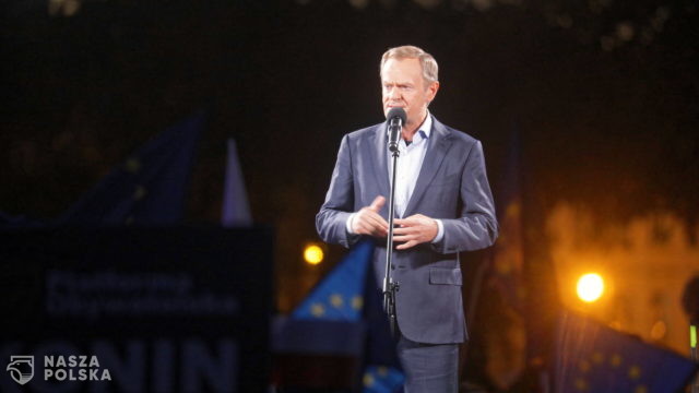 Tusk: partia rządząca już bez „owijania w bawełnę” podjęła decyzję o wyprowadzeniu Polski z UE