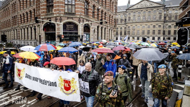 Tysiące osób protestowały w Amsterdamie przeciw polityce rządu ws. pandemii koronawirusa