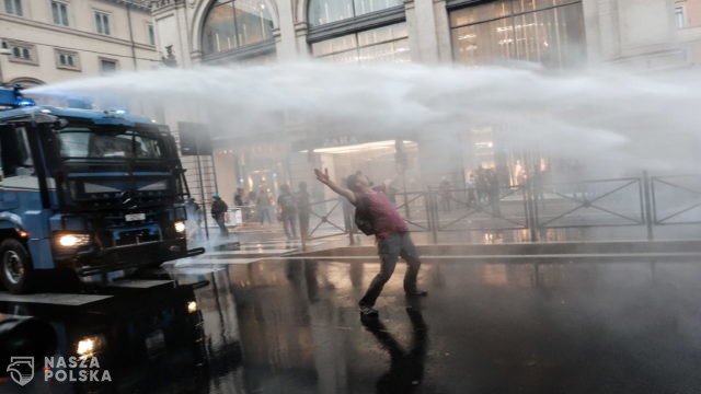 [FILM] Włochy/ Gwałtowna manifestacja przeciwników segregacji sanitarnej i zamieszki w Rzymie