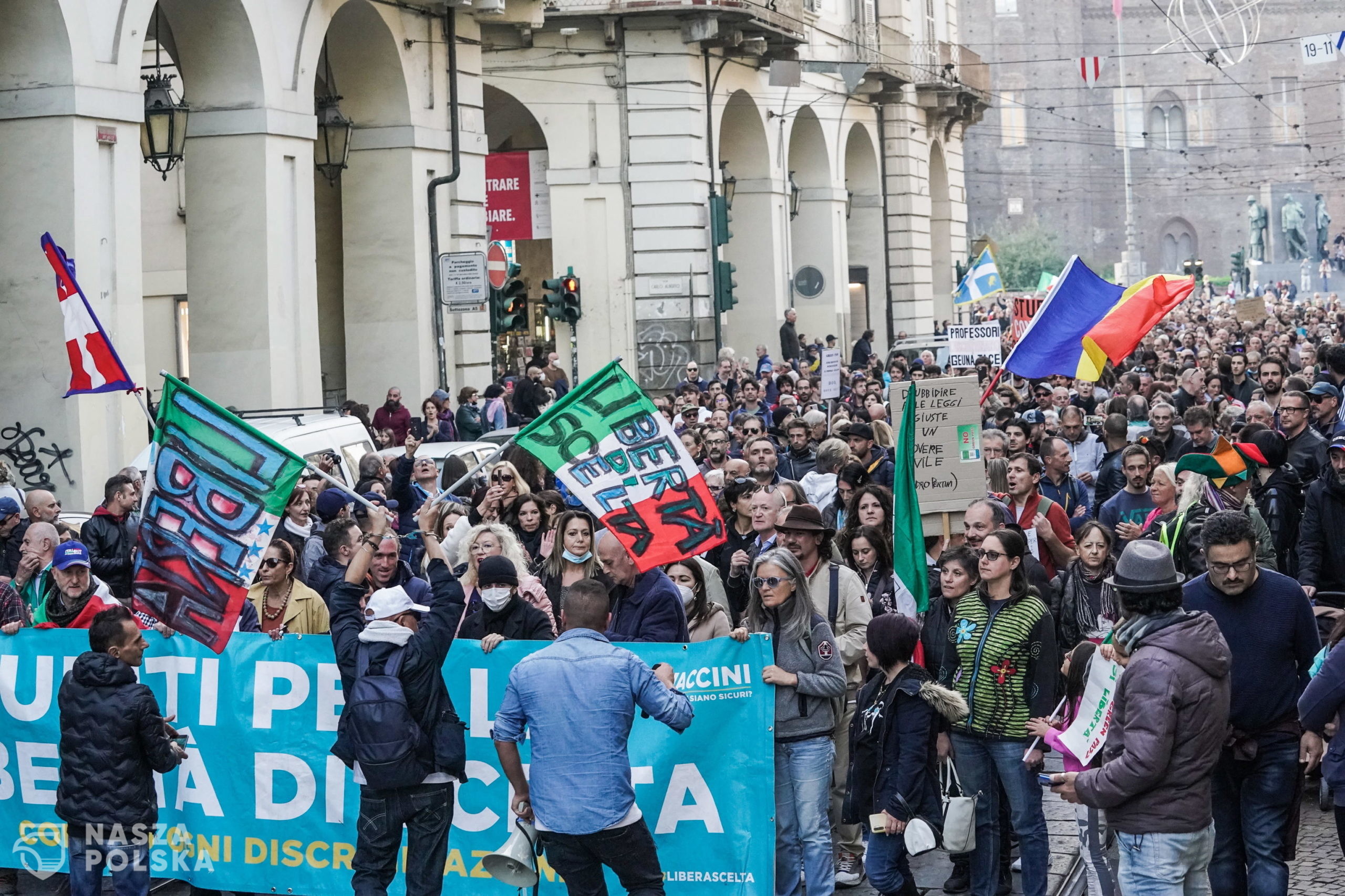 epa09527468 People take part in the No Green Pass rally in Turin, Italy, 16 October 2021. Starting from 15 October, Italian workers from the public and private sectors are required to hold the 'Green Pass' vaccine passport.  EPA/Tino Romano 
Dostawca: PAP/EPA.