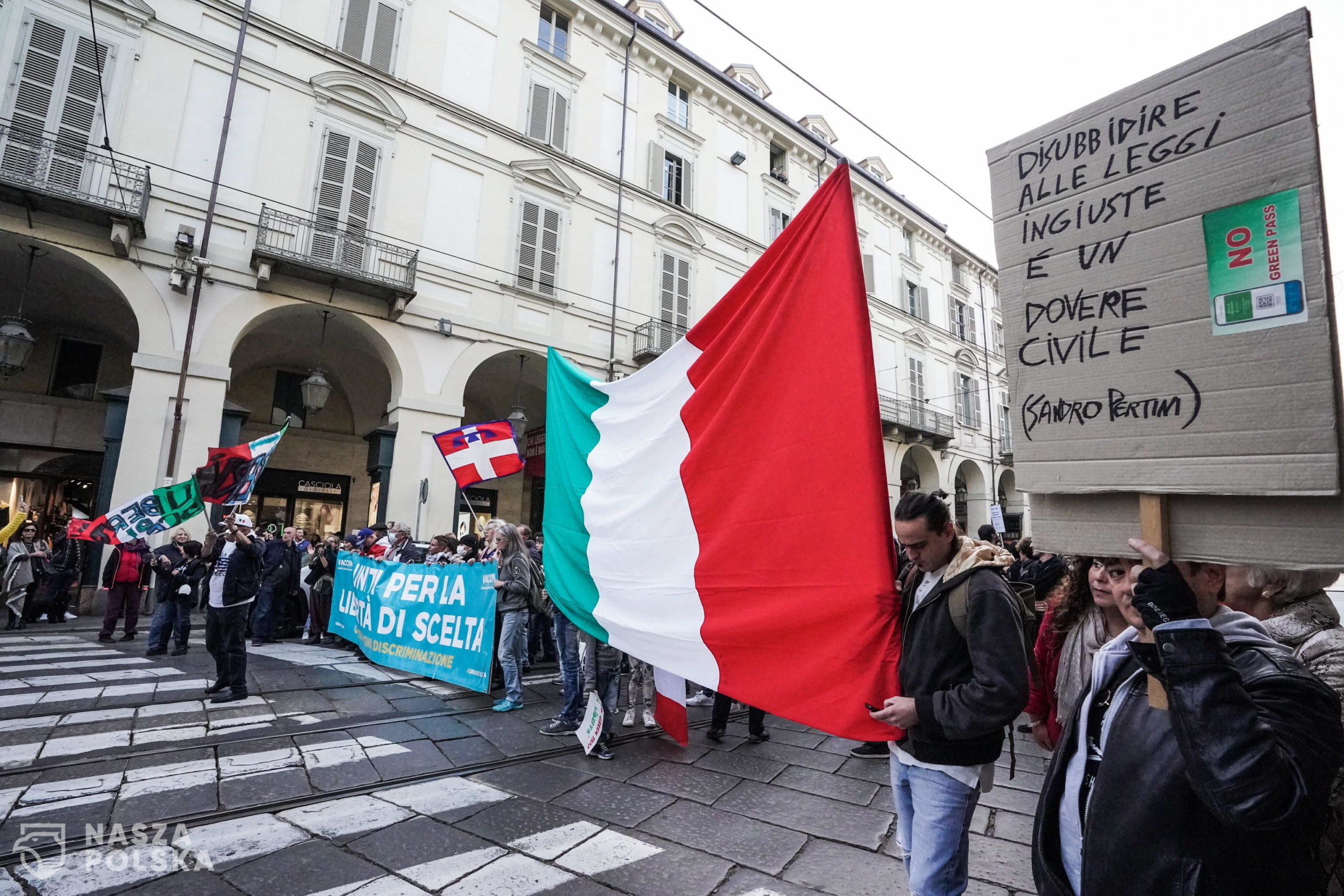 epa09527469 People take part in the No Green Pass rally in Turin, Italy, 16 October 2021. Starting from 15 October, Italian workers from the public and private sectors are required to hold the 'Green Pass' vaccine passport.  EPA/Tino Romano 
Dostawca: PAP/EPA.