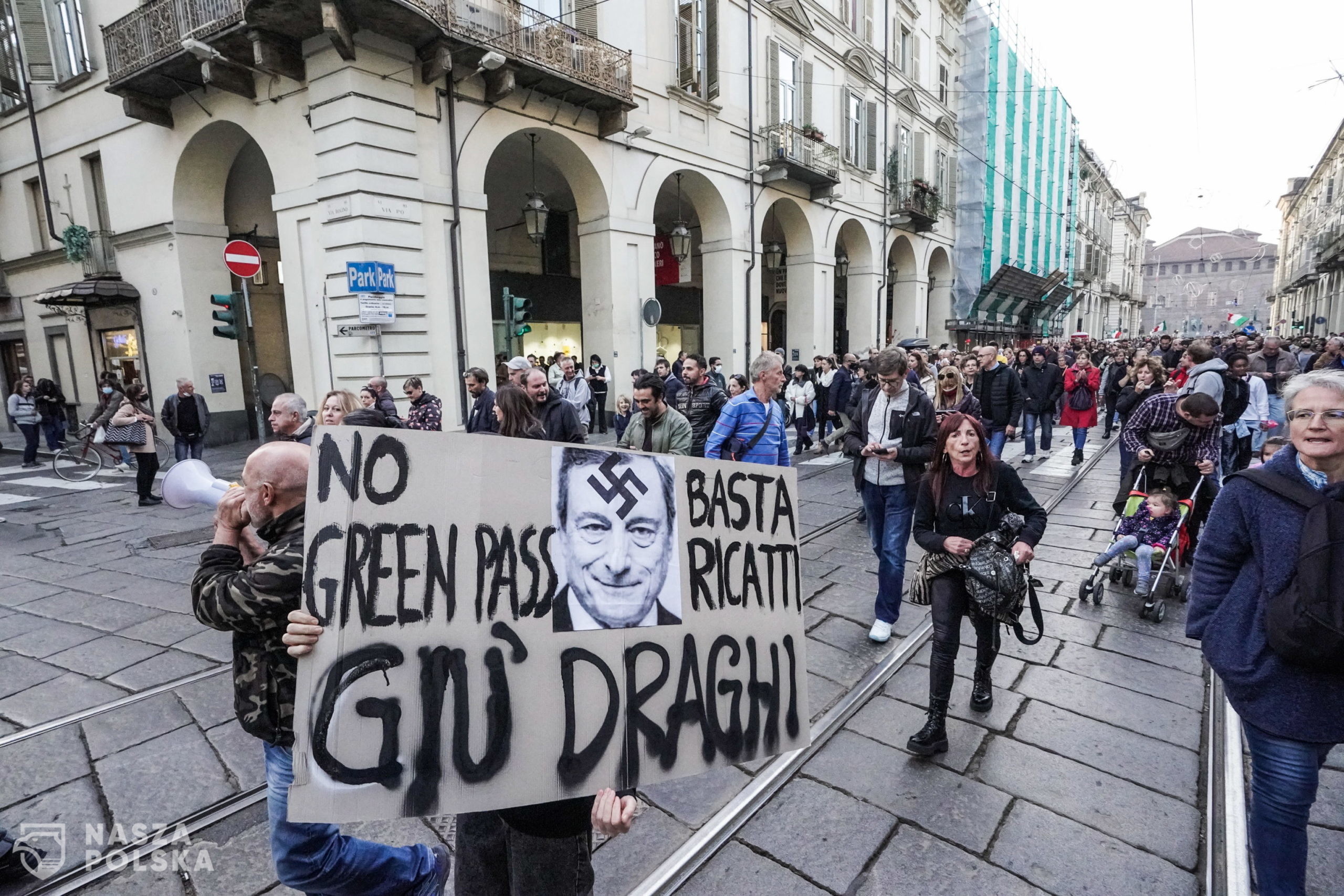 epa09527470 People take part in the No Green Pass rally in Turin, Italy, 16 October 2021. Starting from 15 October, Italian workers from the public and private sectors are required to hold the 'Green Pass' vaccine passport.  EPA/Tino Romano 
Dostawca: PAP/EPA.