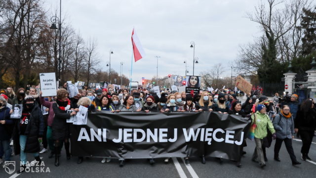 Warszawa/ Rozpoczął się protest pod hasłem „Ani jednej więcej” przed TK