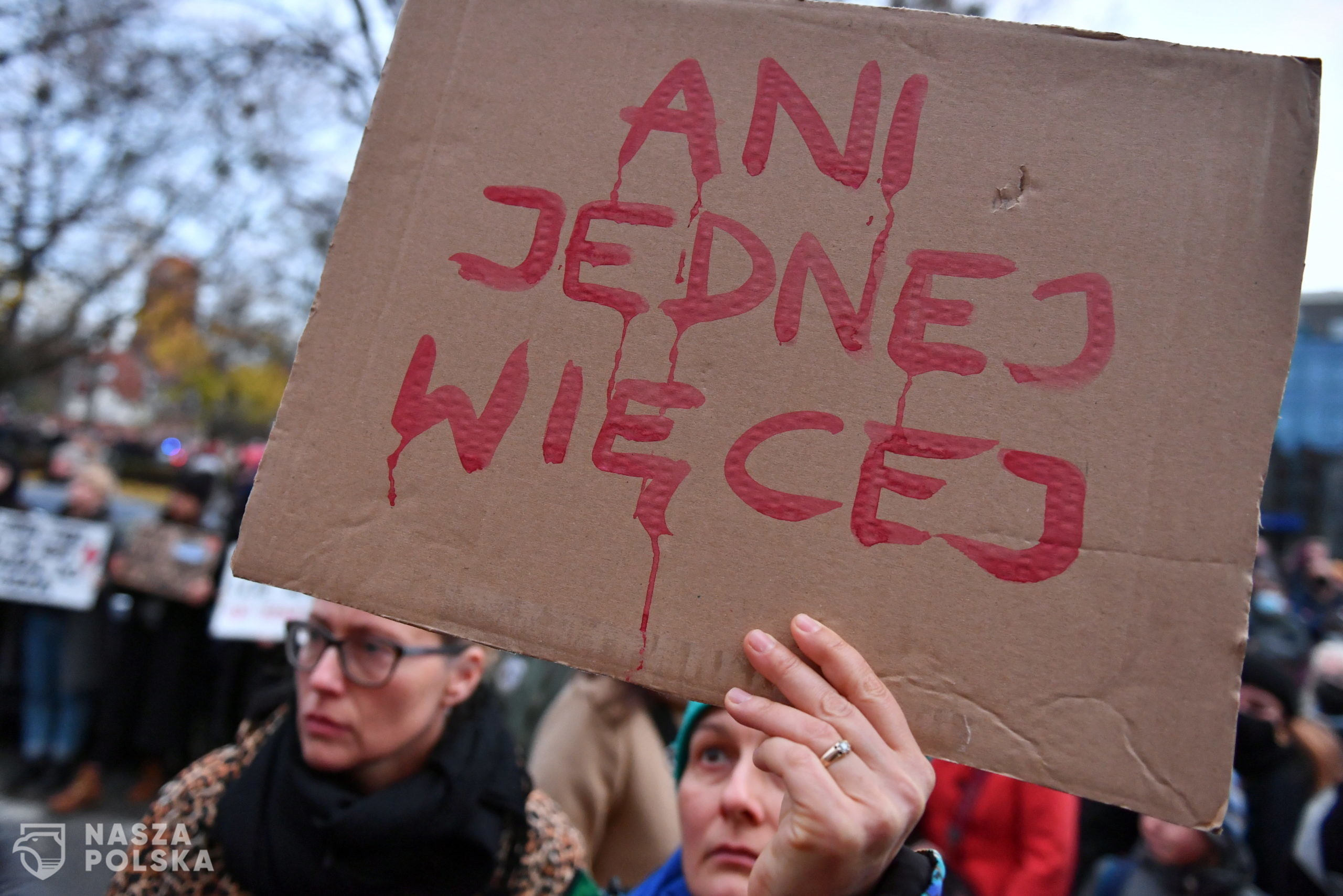 Gdañsk, 06.11.2021. Protest pod has³em "Ani jednej wiêcej" w Gdañsku, 6 bm. Protest przeciwników ograniczania dostêpu do aborcji zorganizowany zosta³ po mierci 30-letniej ciê¿arnej kobiety z Pszczyny. Protesty odbywaj¹ siê te¿ w innych miastach Polski. (sko) PAP/Adam War¿awa