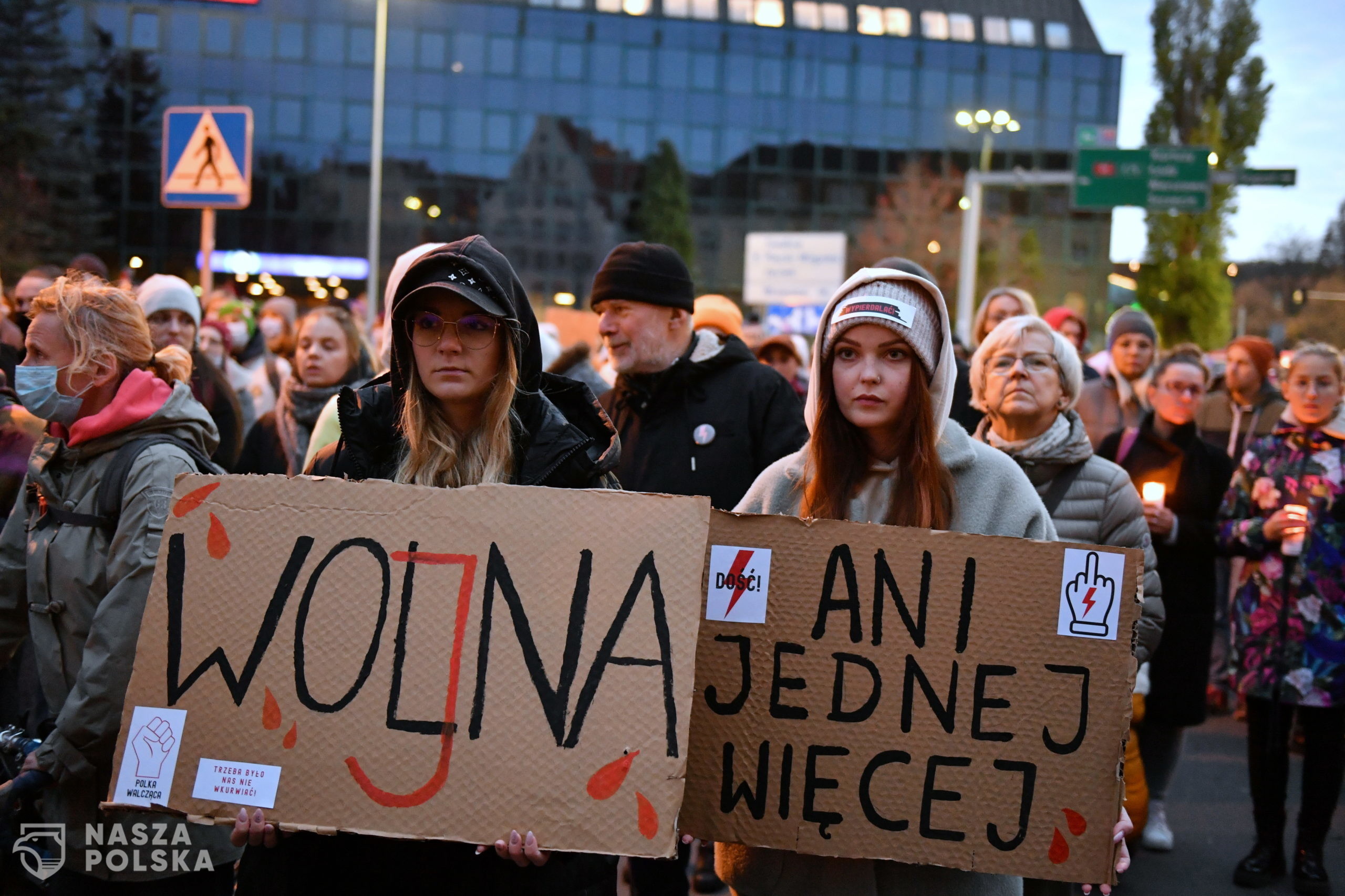 Gdañsk, 06.11.2021. Protest pod has³em "Ani jednej wiêcej" w Gdañsku, 6 bm. Protest przeciwników ograniczania dostêpu do aborcji zorganizowany zosta³ po mierci 30-letniej ciê¿arnej kobiety z Pszczyny. Protesty odbywaj¹ siê te¿ w innych miastach Polski. (sko) PAP/Adam War¿awa