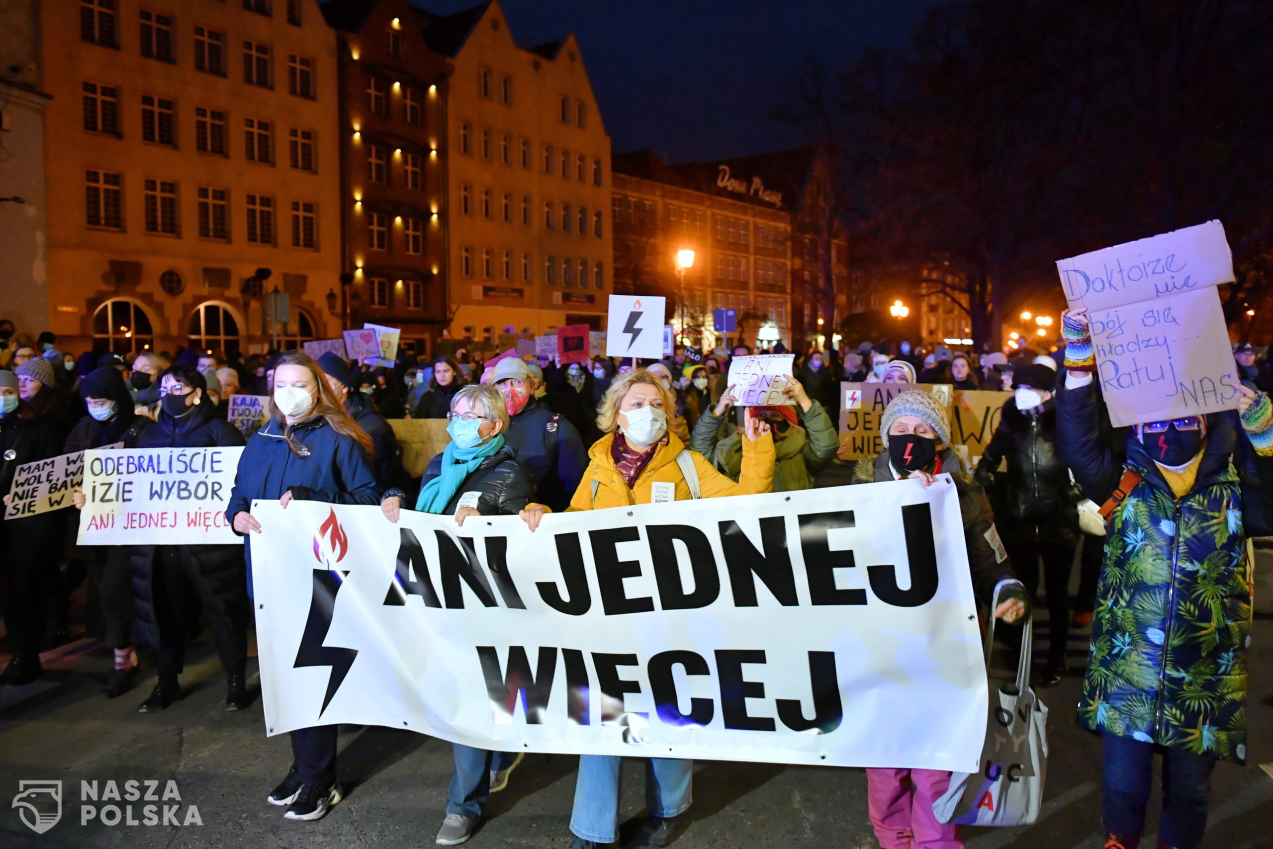 Gdañsk, 06.11.2021. Protest pod has³em "Ani jednej wiêcej" w Gdañsku, 6 bm. Protest przeciwników ograniczania dostêpu do aborcji zorganizowany zosta³ po mierci 30-letniej ciê¿arnej kobiety z Pszczyny. Protesty odbywaj¹ siê te¿ w innych miastach Polski. (sko) PAP/Adam War¿awa