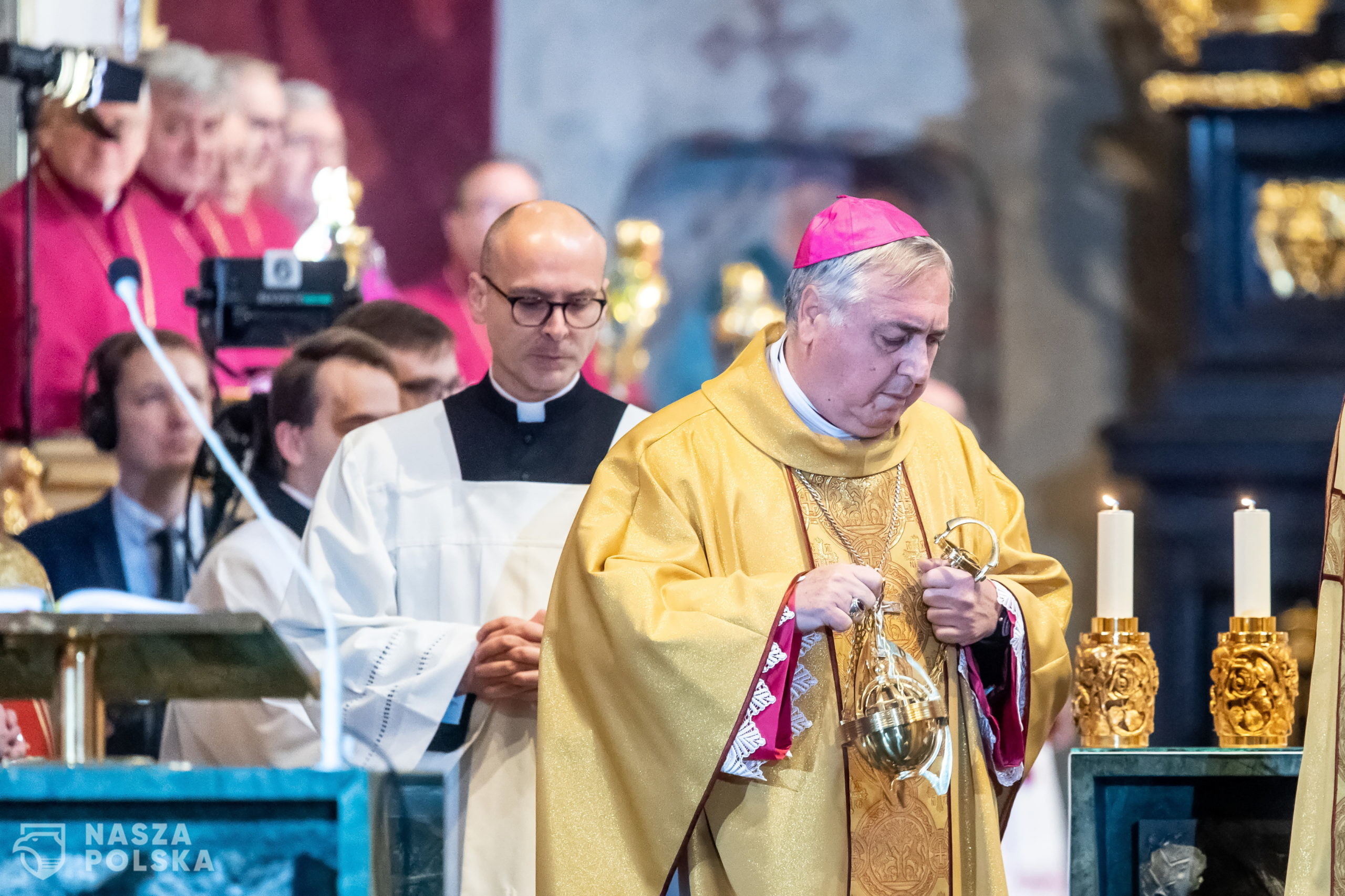 Bydgoszcz, 13.11.2021. Nuncjusz apostolski w Polsce abp Salvatore Pennacchio (P) podczas uroczystoci ingresu bp. Krzysztofa W³odarczyka w Katedrze w. Marcina i Miko³aja w Bydgoszczy, 13 bm. Bp W³odarczyk zosta³ mianowany biskupem bydgoskim decyzj¹ papie¿a Franciszka w dniu 21 wrzenia br. (jm) PAP/Tytus ¯mijewski