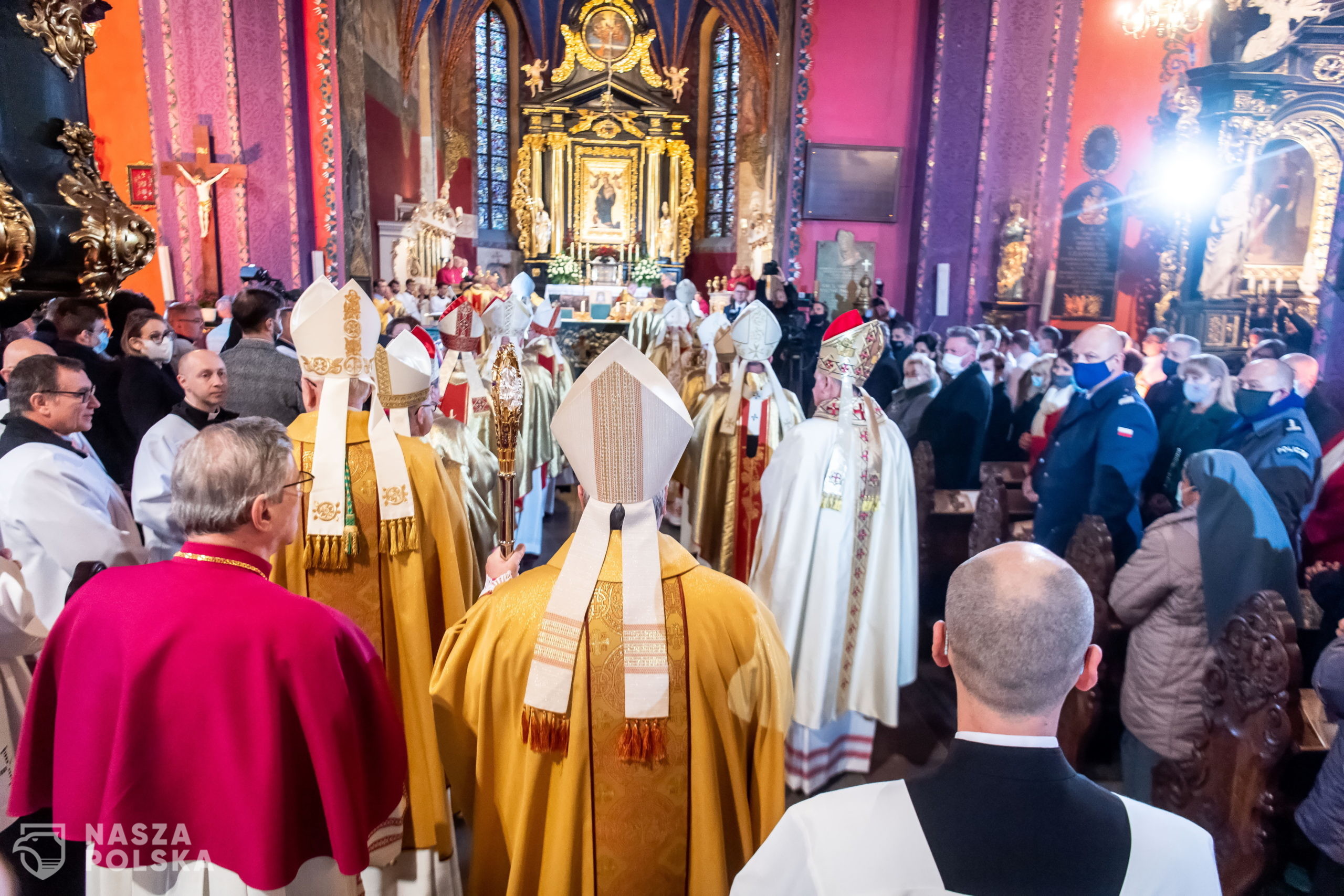 Bydgoszcz, 13.11.2021. Uroczystoæ ingresu bp. Krzysztofa W³odarczyka w Katedrze w. Marcina i Miko³aja w Bydgoszczy, 13 bm. Bp W³odarczyk zosta³ mianowany biskupem bydgoskim decyzj¹ papie¿a Franciszka w dniu 21 wrzenia br. (jm) PAP/Tytus ¯mijewski