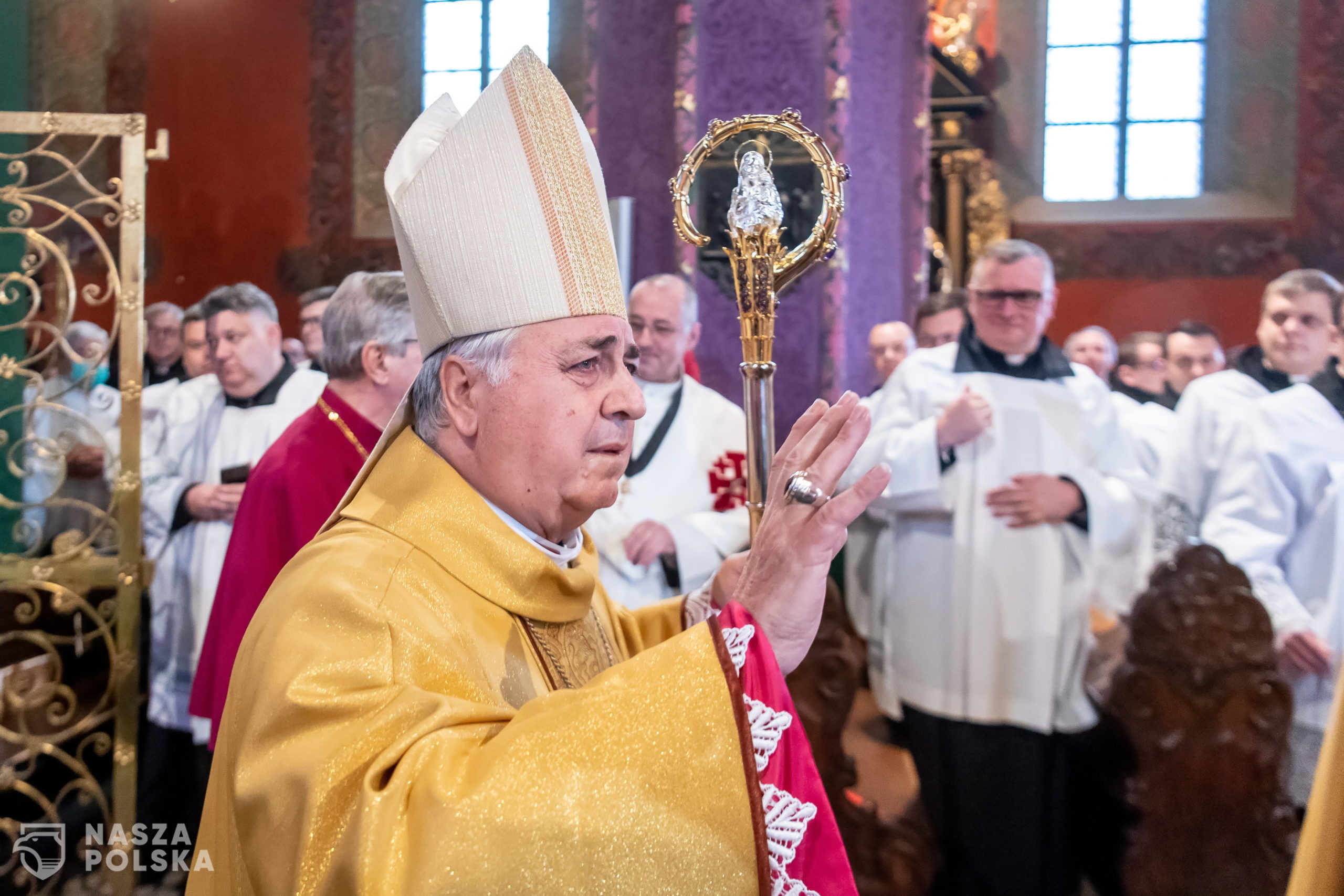 Bydgoszcz, 13.11.2021. Nuncjusz apostolski w Polsce abp Salvatore Pennacchio (C) podczas uroczystoci ingresu bp. Krzysztofa W³odarczyka w Katedrze w. Marcina i Miko³aja w Bydgoszczy, 13 bm. Bp W³odarczyk zosta³ mianowany biskupem bydgoskim decyzj¹ papie¿a Franciszka w dniu 21 wrzenia br. (jm) PAP/Tytus ¯mijewski