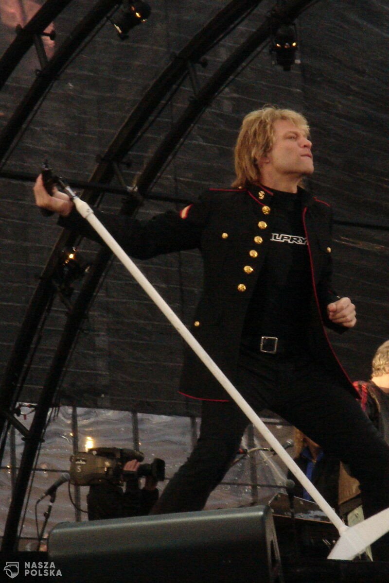 W pełni zaszczepieni Bryan Adams i Jon Bon Jovi zakażeni koronawirusem odwołują koncerty