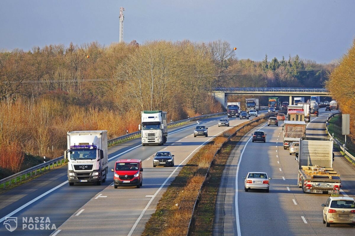 Od 1 grudnia manualny pobór opłat na państwowych autostradach przestanie działać. Kierowcy osobówek będą płacić przez system e-TOLL lub kupować e-bilety