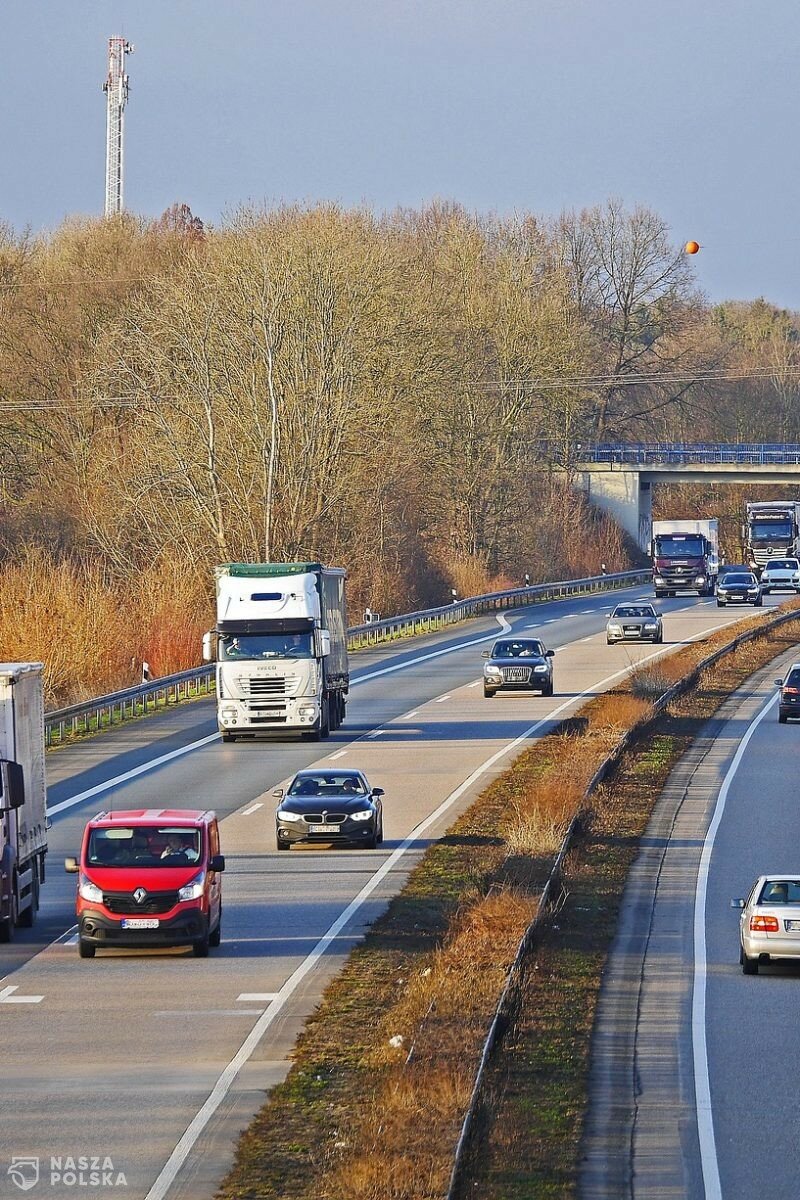 Od 1 grudnia manualny pobór opłat na państwowych autostradach przestanie działać. Kierowcy osobówek będą płacić przez system e-TOLL lub kupować e-bilety