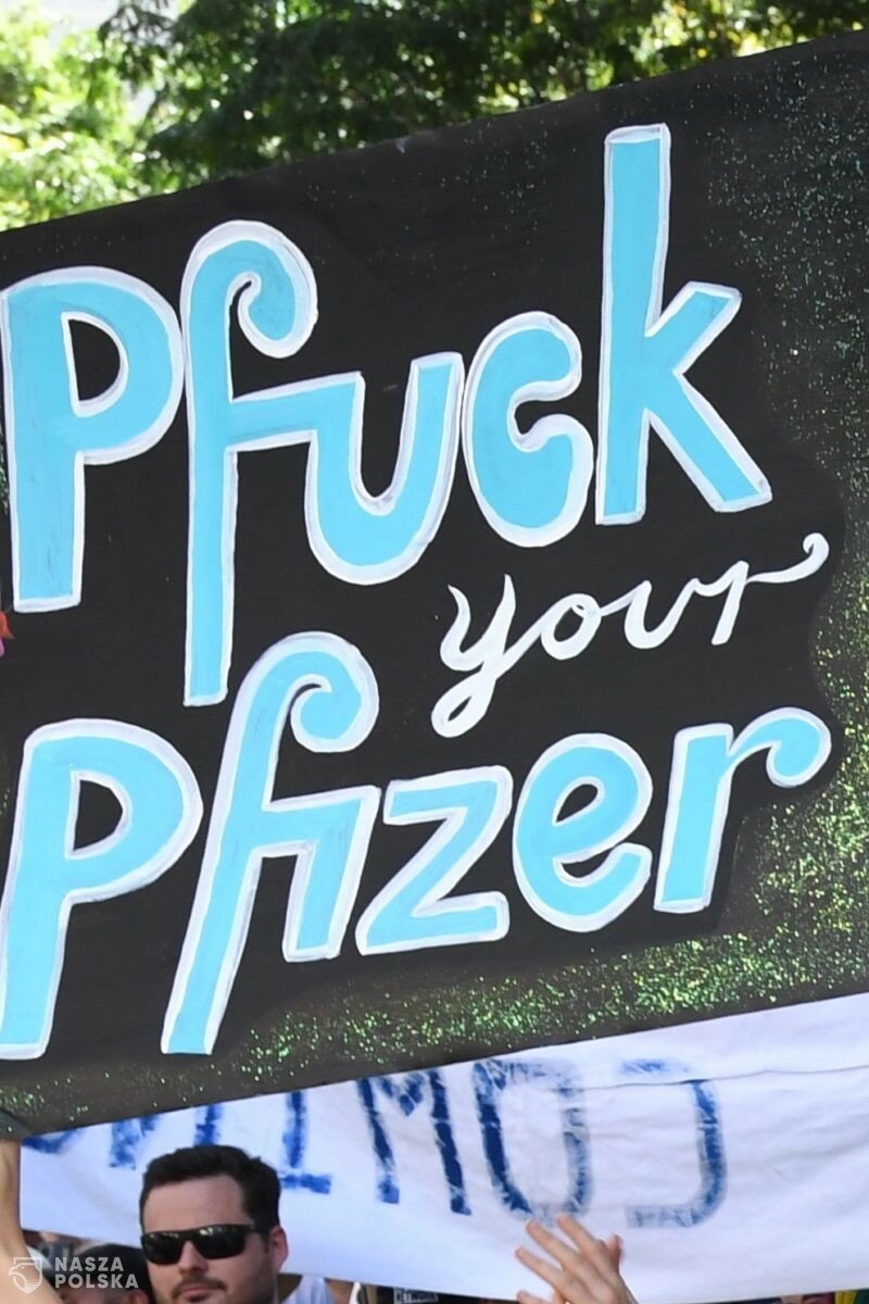 Szaleństwo trwa. Europa mimo wysokiego wyszczepienia zaostrza restrykcje