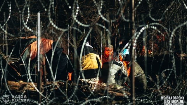 Białoruś/ Media: coraz więcej migrantów z przejścia granicznego przemieszcza się do wydzielonego ośrodka