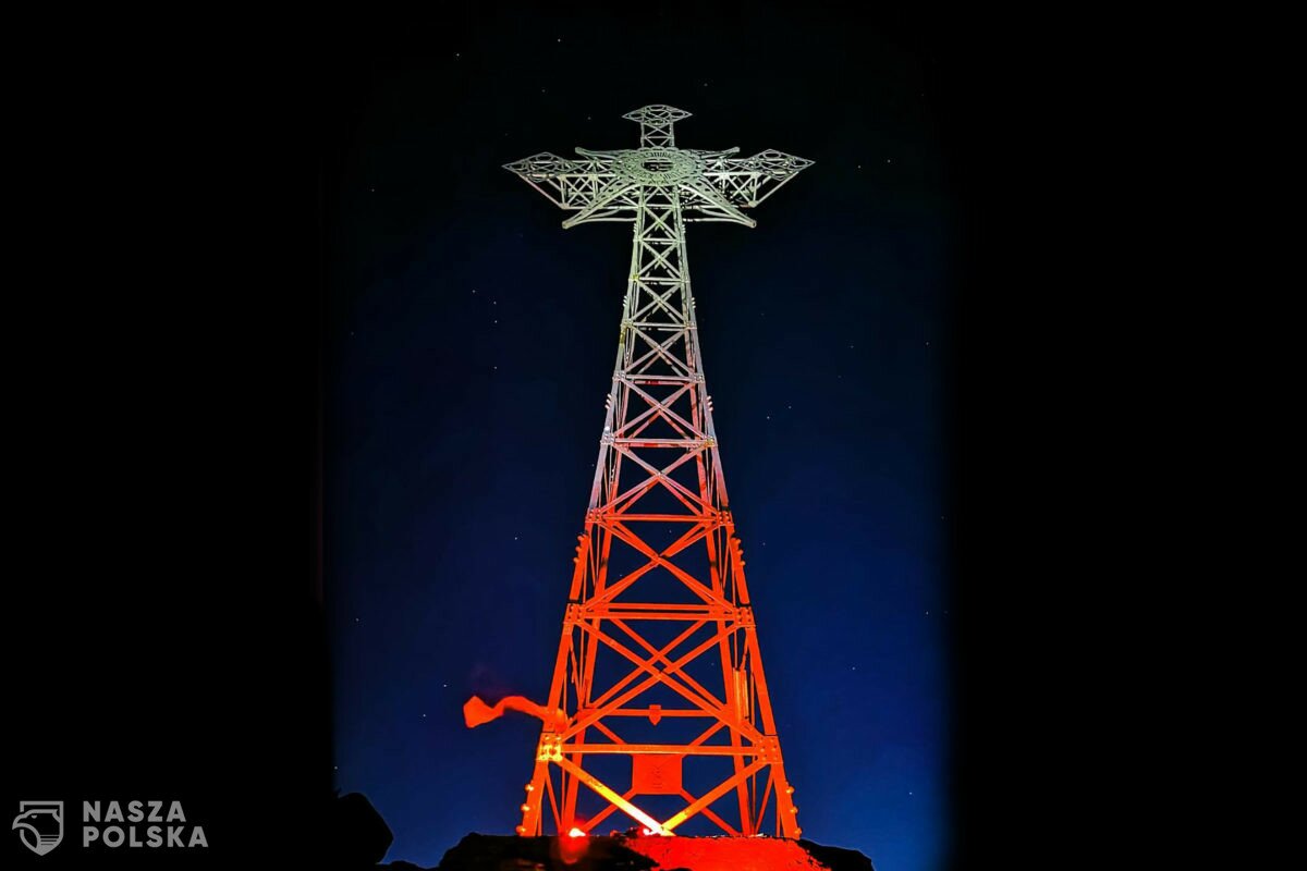 Giewont w narodowych barwach? Potrzymajcie mi telefon! – rozmowa z M. Targańską, autorką podświetlenia krzyża