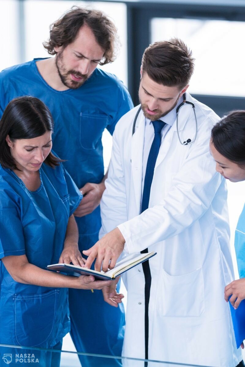 MZ: Od 2 lutego izolacja dla medyków i mundurowych 7 dni, w 5 dniu test zwalniający