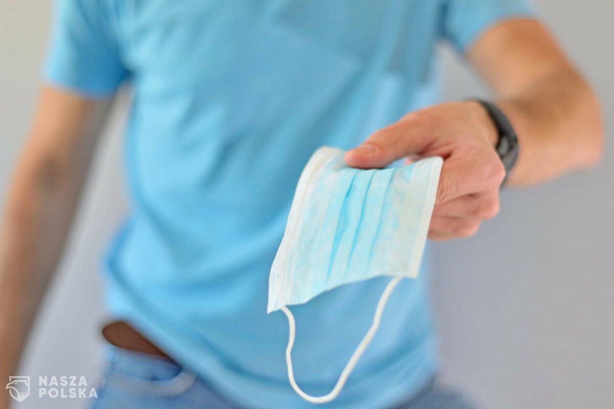 Andrusiewicz: w marcu możliwe ograniczanie części obostrzeń, maseczki zostaną