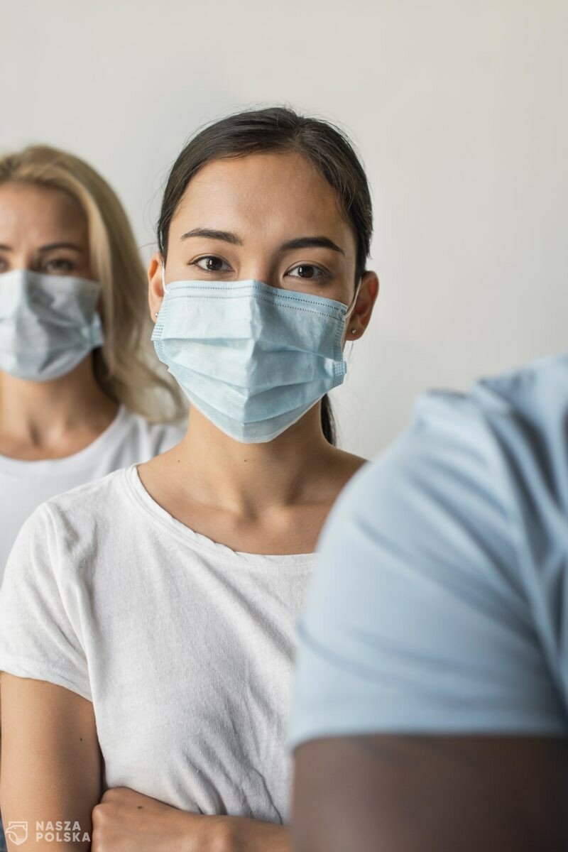 Eksperci: Konieczny powrót do maseczek