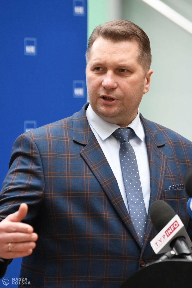 Czarnek: uczniowie klas V-VIII podstawówek i szkół średnich od czwartku na nauczaniu zdalnym