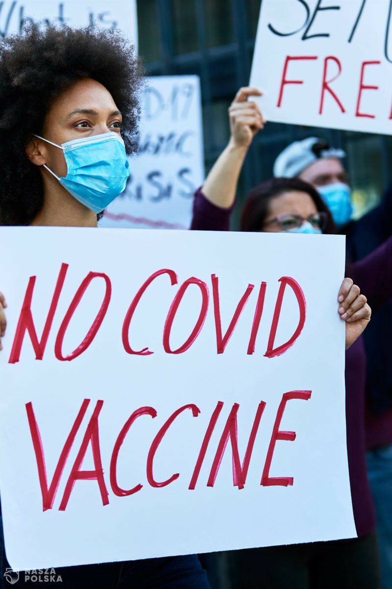 W. Brytania/ Pracownicy służby zdrowia demonstrują przeciw obowiązkowi szczepień