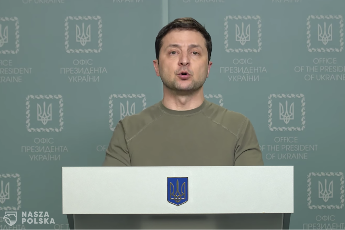 Zełenski: ziemia jest usłana ciałami najeźdźców i zryta pociskami Zełenski: ziemia jest usłana ciałami najeźdźców i zryta pociskami