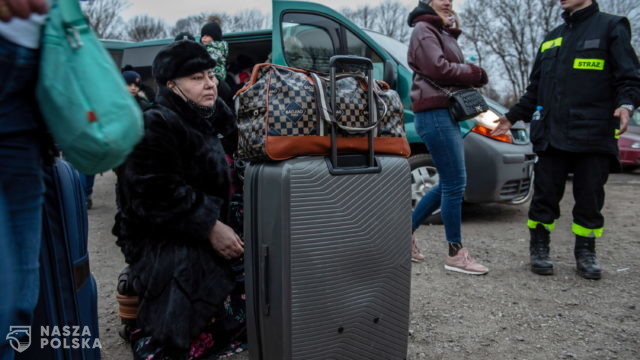 Szefernaker: ostatniej doby z Ukrainy przybyło do Polski 98 tys. osób, łącznie ponad 450 tys.