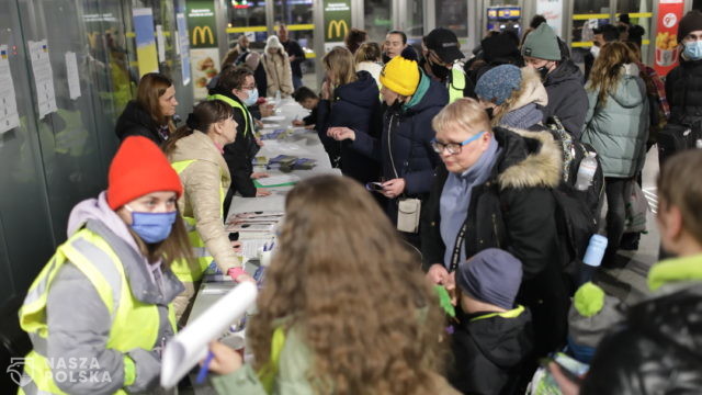 Warszawa: pociąg Kolei Mazowieckich przywiózł do stolicy uchodźców z Ukrainy