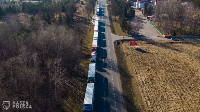 Wiceminister MSWiA: celnicy sprawdzają tiry jadące do Rosji bardzo powoli. Dziękuje im za to