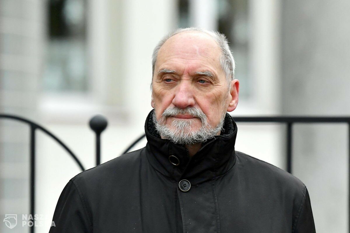 Macierewicz: Rosja przygotowuje się do ataku, który ma zniszczyć Ukrainę