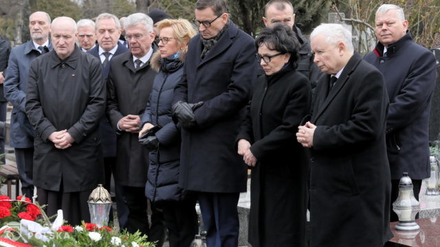 Premier Morawiecki i prezes PiS złożyli kwiaty na grobach współpracowników Lecha Kaczyńskiego