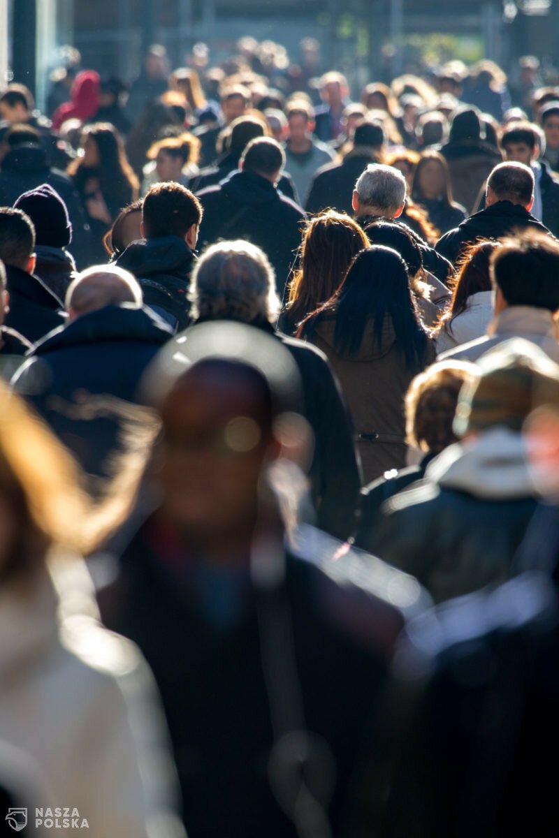 Polskie społeczeństwo coraz bardziej podzielone politycznie